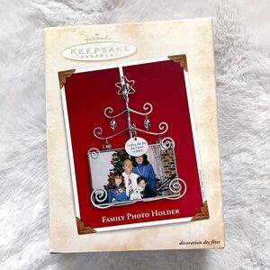 2002 Hallmark Keepsake Family Photo Holder (QX8693)
